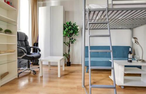 - une chambre avec des lits superposés, un bureau et une chaise dans l'établissement Lavie maison - Comfortable studio near the Marais, à Paris