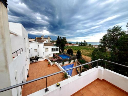 - un balcon dans une maison blanche avec une piscine dans l'établissement Villa Solimar, à L'Ampolla