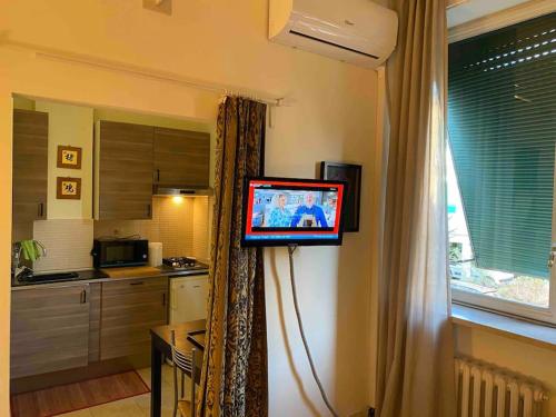 una TV a parete in una cucina con finestra di Suite China Soul EASY&COSYHOST a Roma