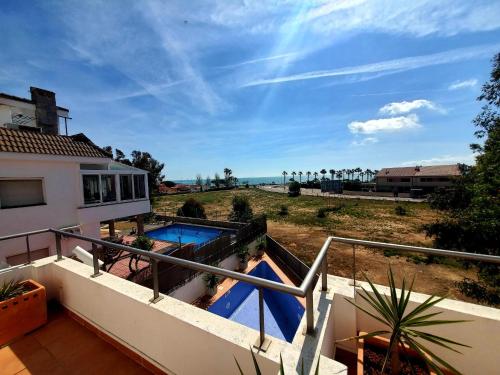 - une piscine sur un balcon avec vue sur l'océan dans l'établissement Villa Solimar, à L'Ampolla