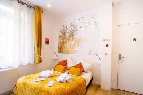 a bedroom with a bed with towels on it at Promenade d'Automne - Netflix & Wifi - Parking Gratuit - check-in 24H24 - GoodMarning in Châlons-en-Champagne