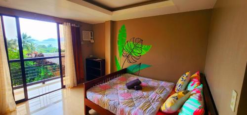- une chambre pour enfants avec un lit et une fenêtre dans l'établissement Pukka Hostel • El Nido, à El Nido
