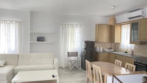 Η κουζίνα ή μικρή κουζίνα στο Amedi Villas Tinos