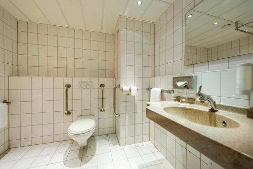 une salle de bain avec toilettes et lavabo dans l'établissement Best Western Hotel Achim Bremen, à Brême
