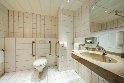 La salle de bains est pourvue de toilettes et d'un lavabo. dans l'établissement Best Western Hotel Achim Bremen, à Brême