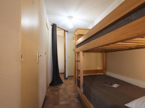 a room with two bunk beds and a hallway at Appartement Vallouise, 2 pièces, 6 personnes - FR-1-330G-69 in Vallouise