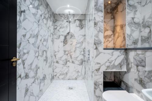 Ένα μπάνιο στο East View House, Stunning Chapel Conversion