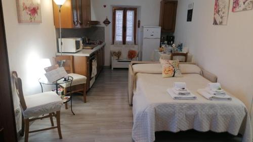 Habitación pequeña con cama y cocina en La Casetta di Mimmi en Castel Viscardo