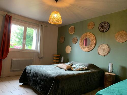 Schlafzimmer mit einem Bett und Wandplatten in der Unterkunft A La Mare du Vieux Chêne in Bellegarde-Poussieu
