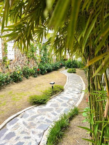 Κήπος έξω από το Bến Đò Xưa Homestay & Coffee