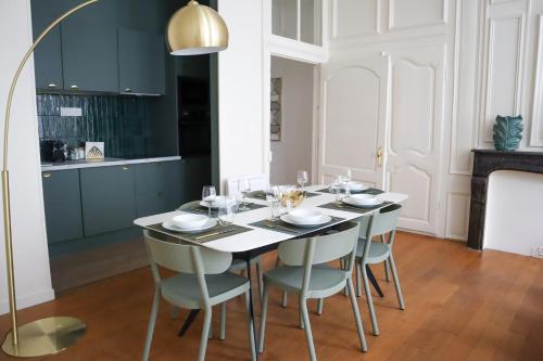 Η κουζίνα ή μικρή κουζίνα στο Appartements de Louise