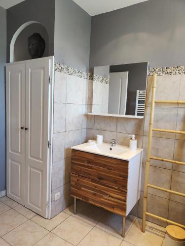 La salle de bains est pourvue d'un lavabo et d'une échelle. dans l'établissement Les genêts d'Espigoule proximité gorges du verdon, à Ginasservis