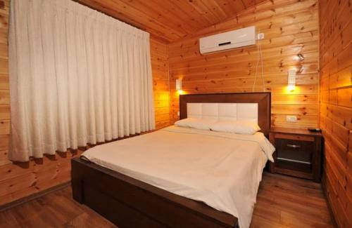 Tempat tidur dalam kamar di מצוקי גורן