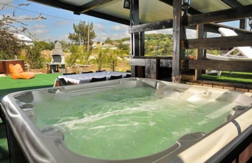 a large hot tub with green water in it at מצוקי גורן in Goren