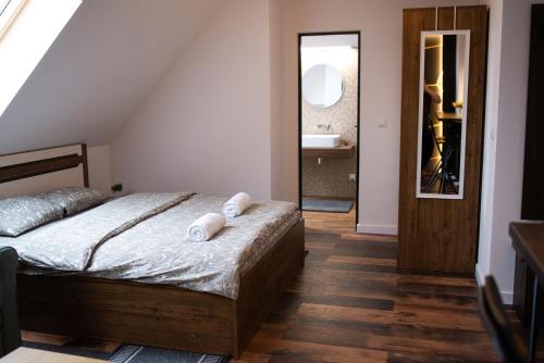 ゲオルゲニにあるThe Home Sweet Home Studio Apartmentのベッドルーム1室(ベッド1台、タオル2枚付)