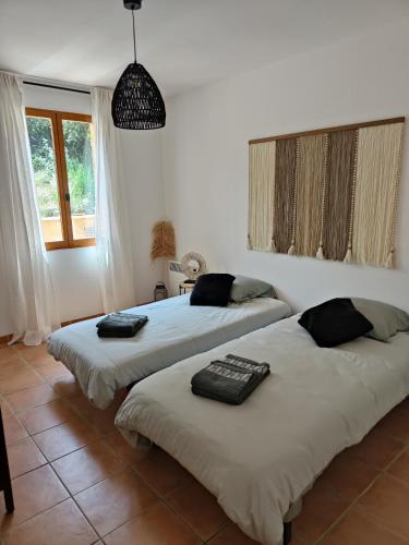 deux lits côte à côte dans une pièce dans l'établissement Les genêts d'Espigoule proximité gorges du verdon, à Ginasservis