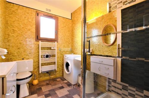 een badkamer met een toilet en een wasmachine bij Gite du pommerat in Villenauxe-la-Grande