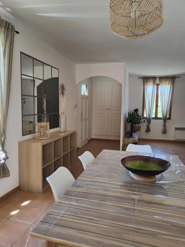 une salle à manger avec une table et des chaises blanches dans l'établissement Les genêts d'Espigoule proximité gorges du verdon, à Ginasservis
