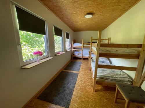 a room with two bunk beds and two windows at Ferienhäuschen / Ferienwohnung Fam. Duen in Bad Wildungen