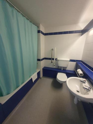 bagno con servizi igienici e lavandino di Metro Inns Huddersfield a Huddersfield