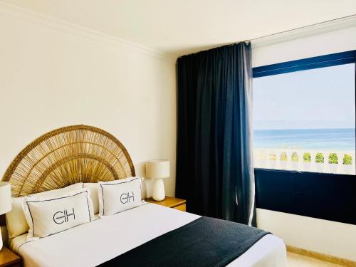 En eller flere senge i et værelse på Canaryislandshost l Frontline