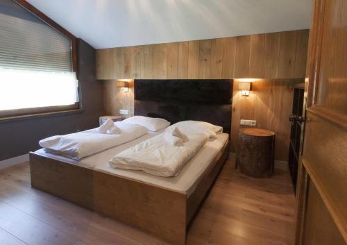 a bedroom with two beds and a window at Appart Laijola in Gaschurn
