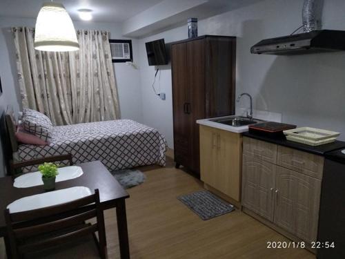 Zimmer mit Küche und Wohnzimmer in der Unterkunft Pine Suites JR Studio, a Serene & Relaxing place in Tagaytay