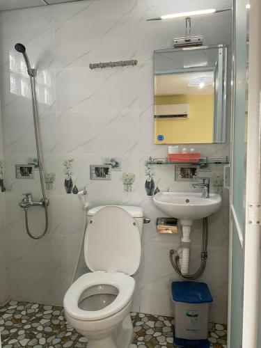 a bathroom with a toilet and a sink at Khách sạn Minh Châu - Hòa Hưng in Ho Chi Minh City