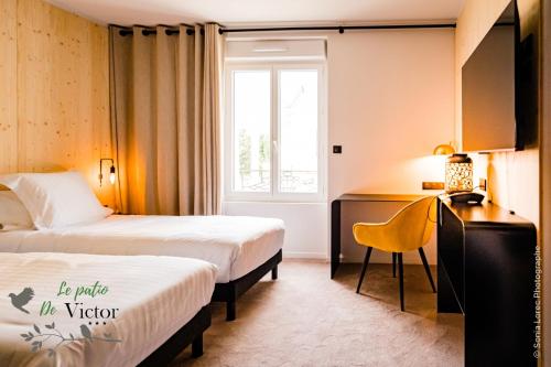 Ένα ή περισσότερα κρεβάτια σε δωμάτιο στο Hôtel Le Patio de Victor, Lorient