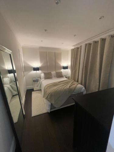 Un pat sau paturi într-o cameră la 1 bedroom modern house near hospital with parking