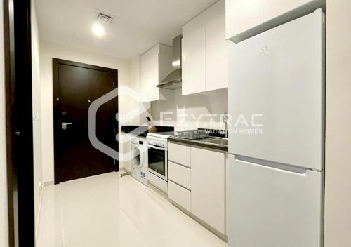 Кухня или мини-кухня в Elegant Studio at Damac Celestia, Dubai south - Ezytrac vacation Homes
