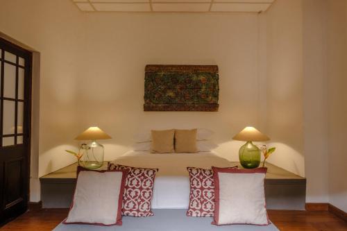 Havelock Bungalow - Enjoy 10 percent off at Colombo's Best Fine Dining Restaurant - GINI Outdoor Kitchenにあるベッド