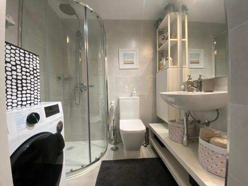 y baño con ducha, aseo y lavamanos. en Modern Sea view Studio In Benal Beach, en Benalmádena