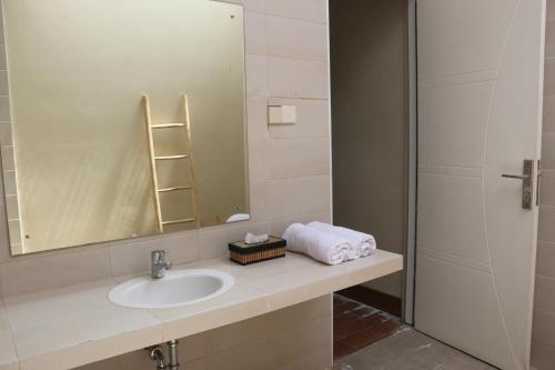 a bathroom with a sink and a mirror at Vogelkopf Resort in Tapokreng