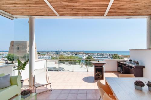 uma cozinha e sala de estar com vista para o oceano em THE VIEW B&B, terrace & more em San Foca