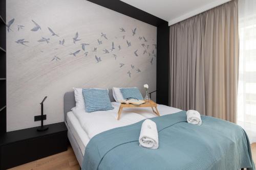Tempat tidur dalam kamar di Powstańców Warszawskich Stylish Apartment with Balcony Gdańsk by Renters Prestige