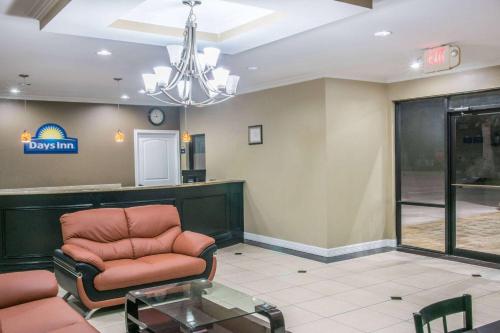 Ein Sitzbereich in der Unterkunft Days Inn by Wyndham Humble/Houston Intercontinental Airport