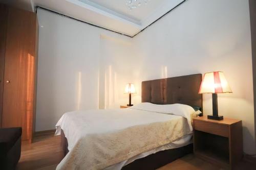 イスタンブールにあるCumbali Apartのベッドルーム1室(ベッド1台、テーブルにランプ2つ付)