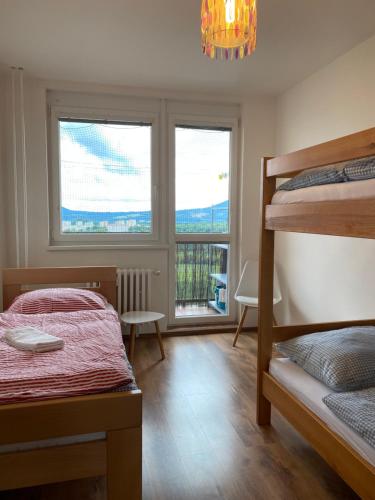 Posteľ alebo postele v izbe v ubytovaní Apartman JakoDoma Zelený Gauč hlídané PARKOVÁNÍ u domu ZDARMA