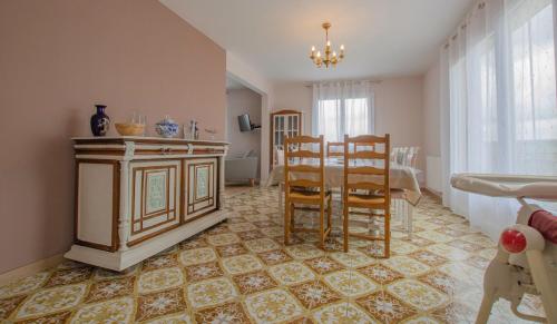 a kitchen and dining room with a table and chairs at Le gite des deux familles in Chauffour-lès-Bailly