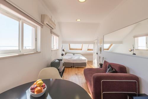 sala de estar con mesa y dormitorio en Apartamento vista rio Tejo em Alfama, TTL99, en Lisboa