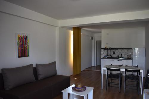 salon z kanapą i kuchnią w obiekcie B&B apartments w mieście Star Dojran
