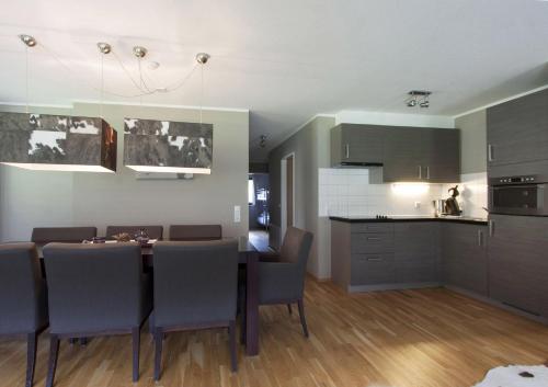 a kitchen and dining room with a table and chairs at Appart Laijola in Gaschurn