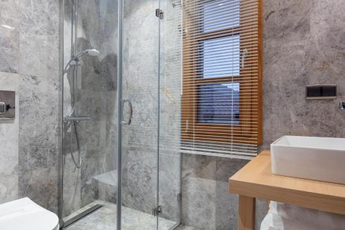 W łazience znajduje się prysznic i umywalka. w obiekcie Mellow Blue Hotel w mieście Izmir