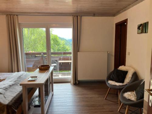 1 dormitorio con cama, ventana y escritorio en Frühstückspension Gsenger, en Ramsau am Dachstein