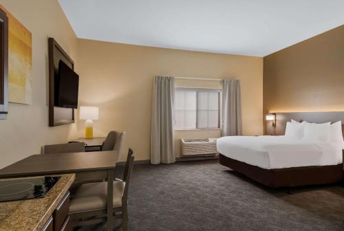 Habitación de hotel con cama, escritorio, cama y ventana en Comfort Inn & Suites Barnesville - Frackville en Barnesville