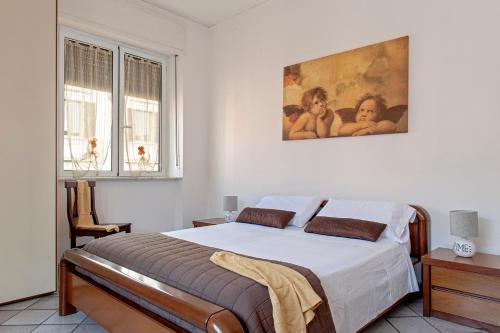 a bedroom with a bed and a painting on the wall at La casa di Chiara in Livorno