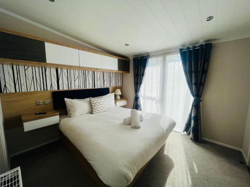 Postel nebo postele na pokoji v ubytování Four Seasons Lodge with Hot Tub