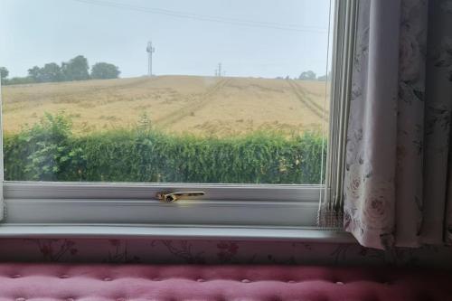 una ventana con vistas a un campo en Idyllic Countryside Retreat in Durham County near Sedgefield en Trimdon Grange