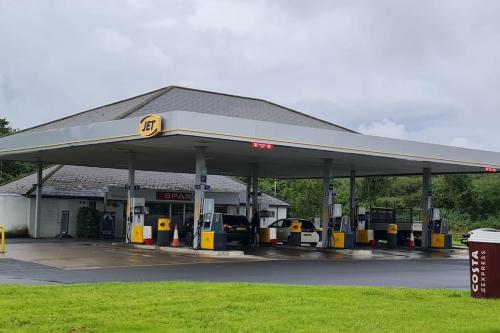 una gasolinera con coches estacionados en la gasolinera en Idyllic Countryside Retreat in Durham County near Sedgefield en Trimdon Grange